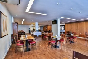 Phục vụ bữa sáng và bữa trưa 