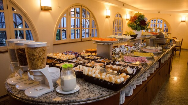 Un buffet proposant une variété de plats et un distributeur de lait.