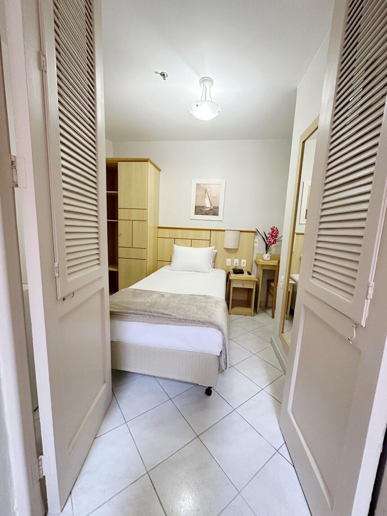 Minibar, Zimmersafe, Schreibtisch, Verdunkelungsvorhänge