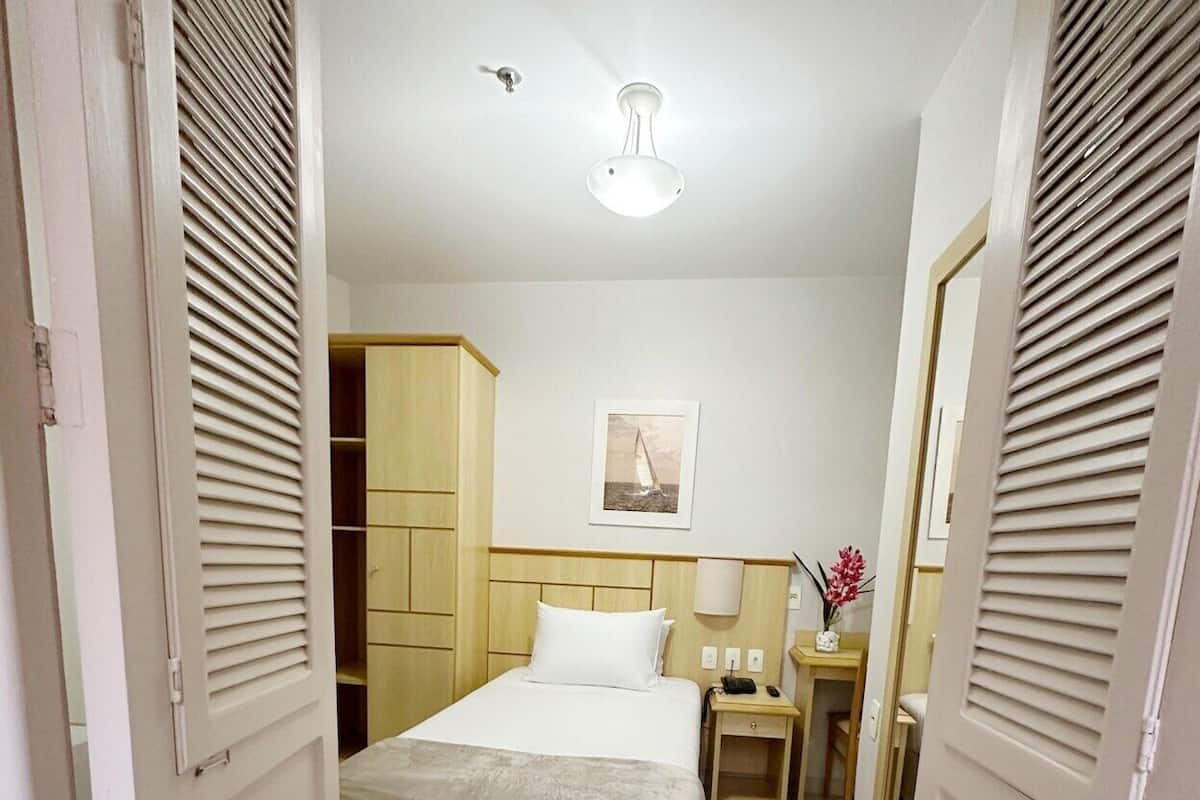 Minibar, Zimmersafe, Schreibtisch, Verdunkelungsvorhänge