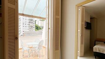 Quarto casal superior, 1 cama de casal, varanda | Frigobar, cofres nos quartos, escrivaninha, cortinas blackout