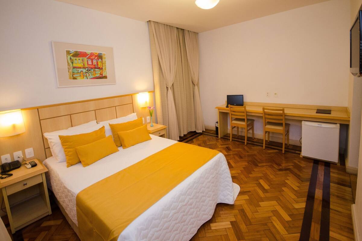 Minibar, caixa forta a l'habitació, escriptori i cortines opaques