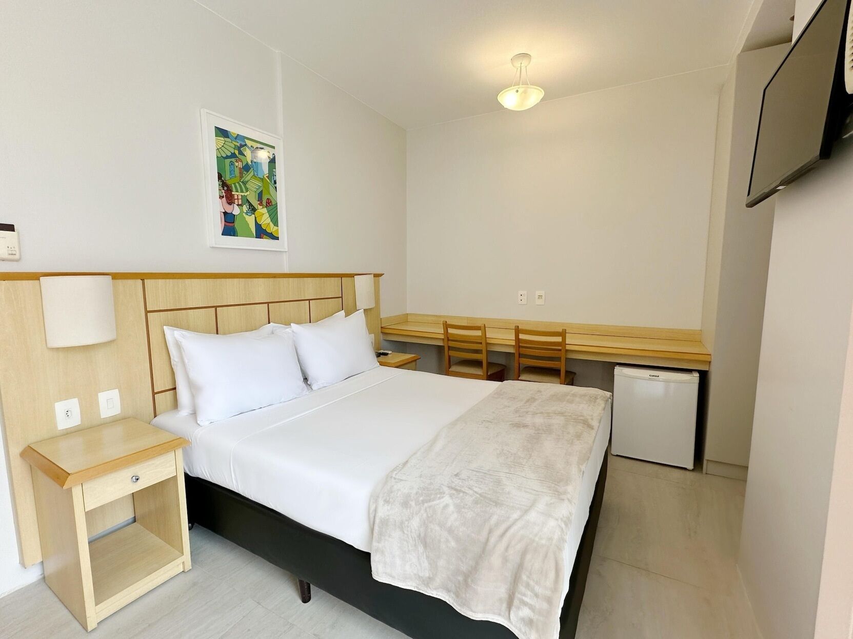 Minibar, Zimmersafe, Schreibtisch, Verdunkelungsvorhänge