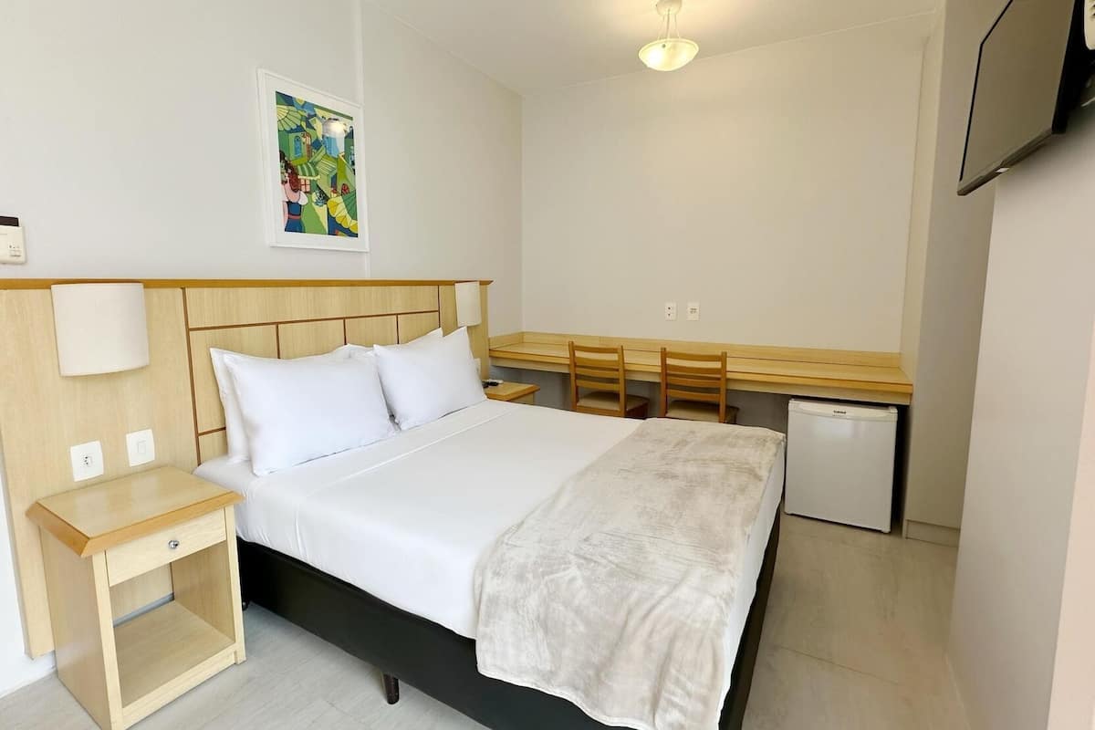 Minibar, Zimmersafe, Schreibtisch, Verdunkelungsvorhänge