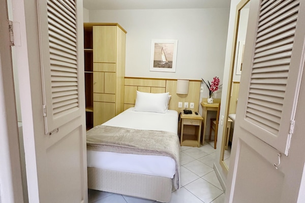 Gazdaságos egyágyas szoba, 1 egyszemélyes ágy | Minibár, széf a szobában, íróasztal és sötétítőfüggöny