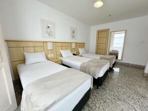 Minibar, caja de seguridad en la habitación y escritorio