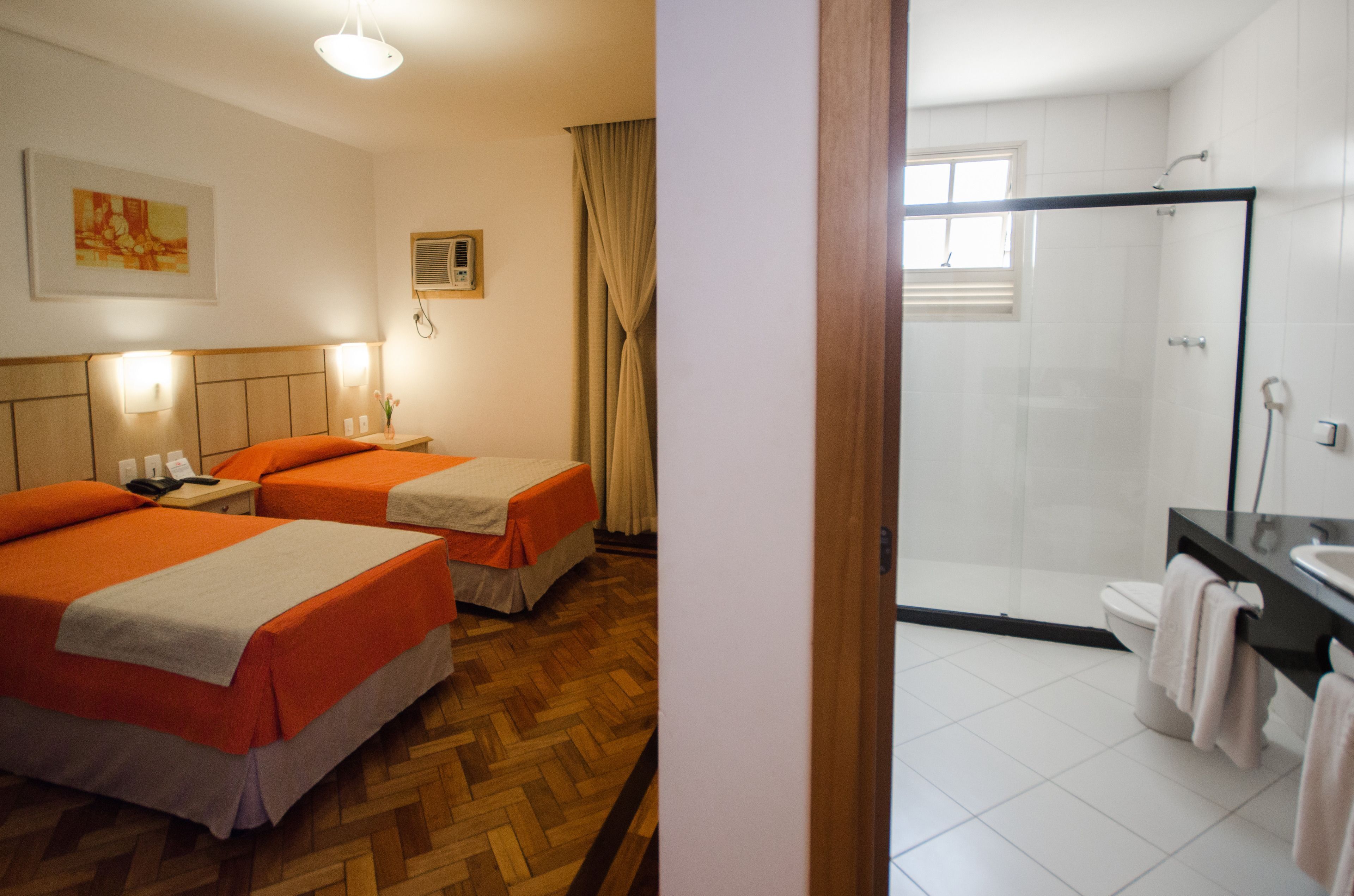 Minibar, caja fuerte, escritorio y cortinas opacas