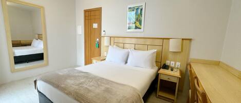 Chambre Double Supérieure, 1 lit double, patio | Minibar, coffres-forts dans les chambres, bureau, rideaux occultants