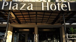 Marante Plaza Hotel met een moderne gevel, grote ramen en een opvallende entree.