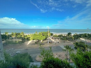 On the beach, sun loungers, beach umbrellas, beach towels - Marante Plaza Hotel (Recife)
