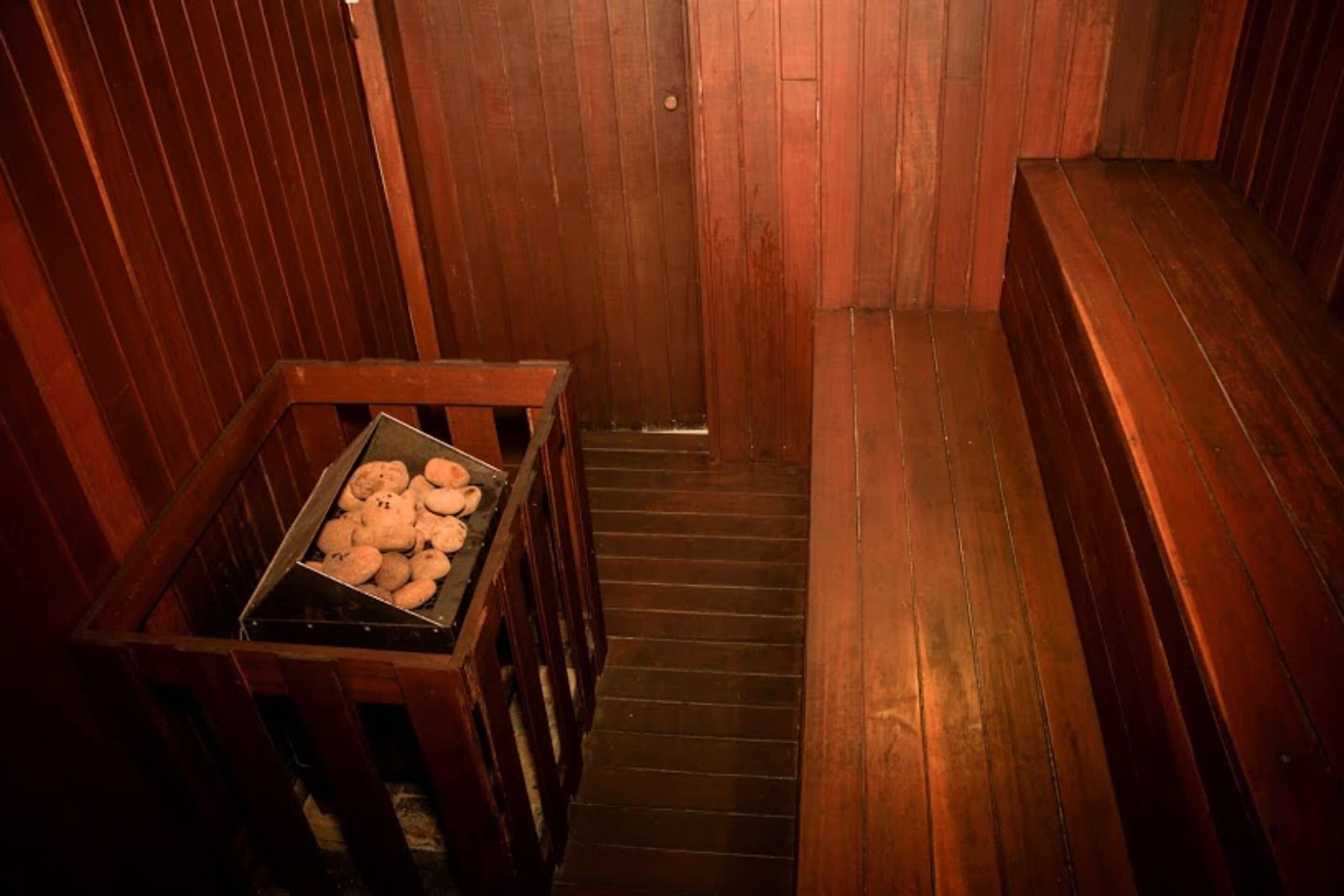 Un interior de madera con una bandeja de galletas sobre una mesa.