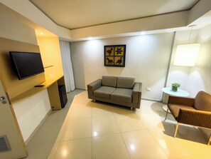 Caja de seguridad en la habitación, escritorio y cortinas blackout 