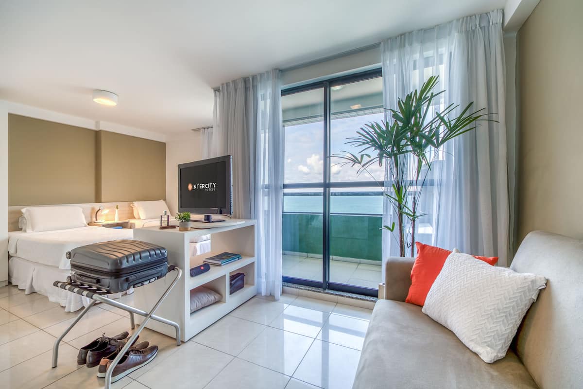 Minibar, caja de seguridad en la habitación y cortinas blackout