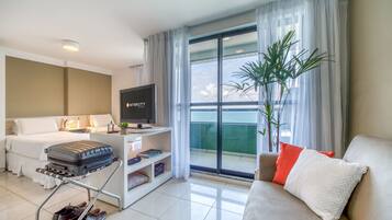 Minibar, värdeförvaringsskåp på rummet och mörkläggningsgardiner