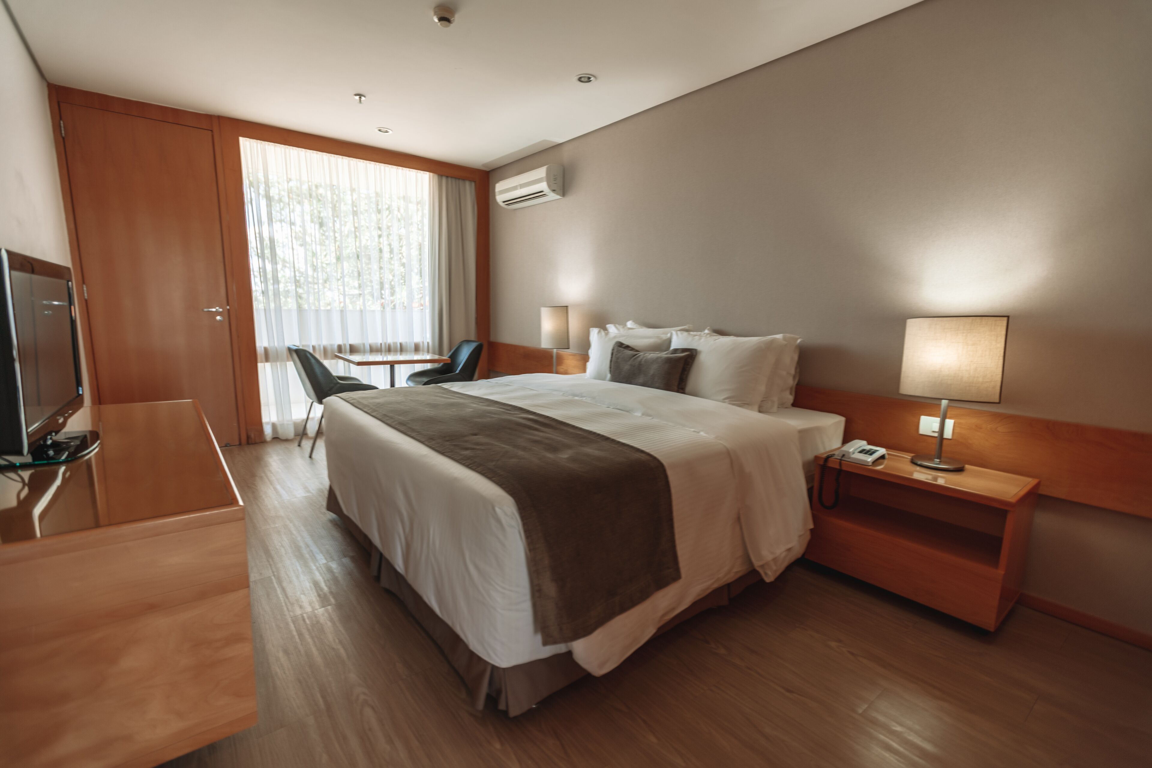 Värdeförvaringsskåp på rummet, skrivbord och mörkläggningsgardiner