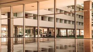Un edificio moderno con piso reflectante y divisiones de vidrio.