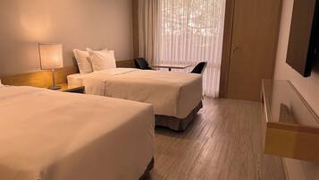 Cofres nos quartos, escrivaninha, cortinas blackout, Wi-Fi de cortesia