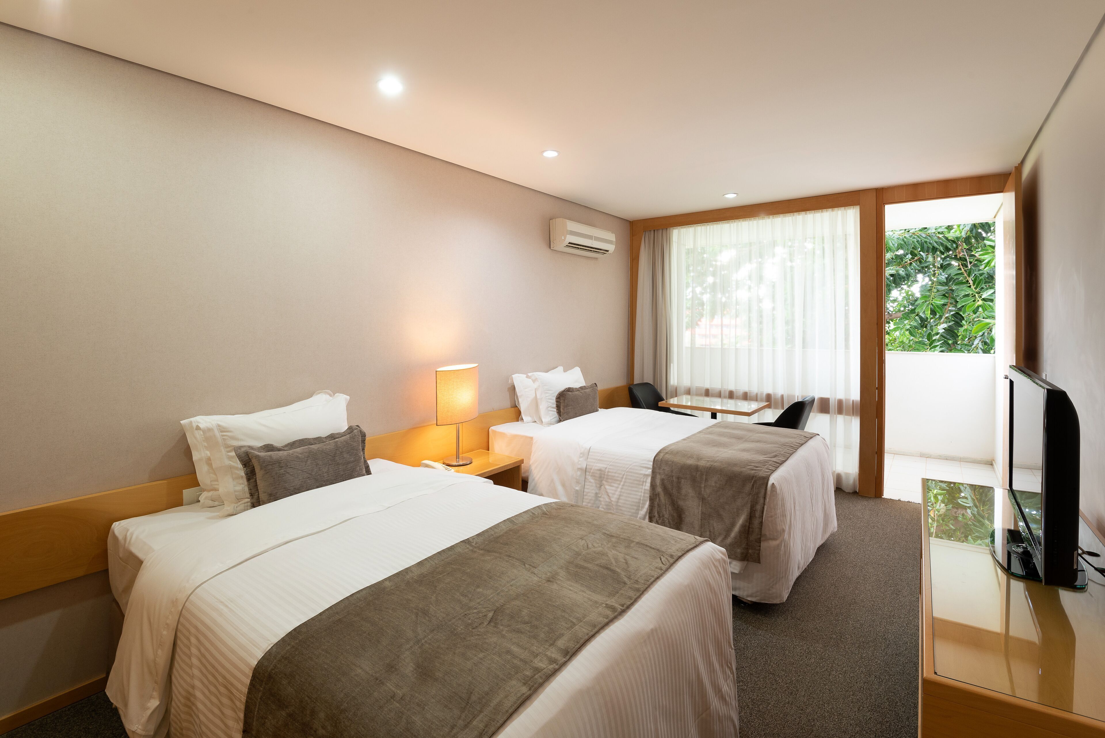 Värdeförvaringsskåp på rummet, skrivbord och mörkläggningsgardiner