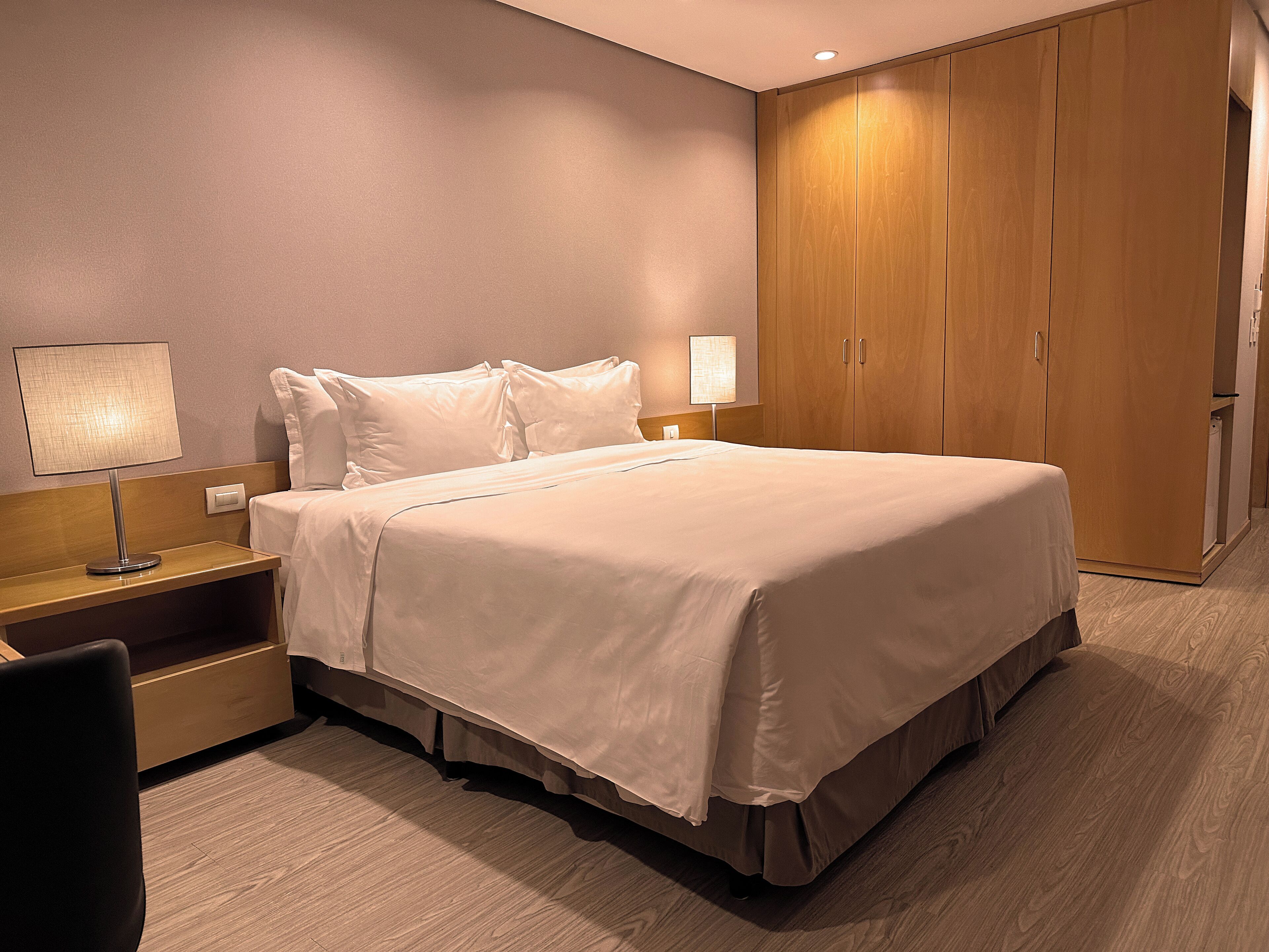 Cofres nos quartos, escrivaninha, cortinas blackout, Wi-Fi de cortesia