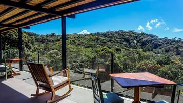 Petit déjeuner, déjeuner et dßner servis sur place, vue sur le jardin