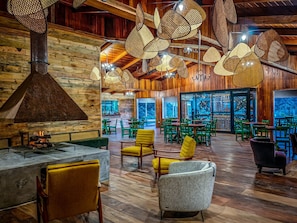 供应早餐、午餐和晚餐,无国界融合菜,花园景观