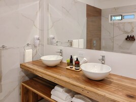 Manakin Suites | Bathroom | Shower, rainfall showerhead, designer toiletries, hair dryer