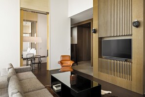 Park Deluxe Suite, 2 King Beds | Down comforters, minibar, in-room safe, desk - Park Hyatt Shanghai (Shanghai)