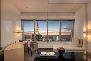 1 King Bed with Bund River View Deluxe | Edredones de plumas, minibar, caja fuerte y escritorio