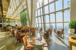 Daily buffet breakfast (CNY 318 per person)