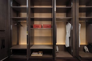 1 dormitorio, minibar, caja fuerte y escritorio