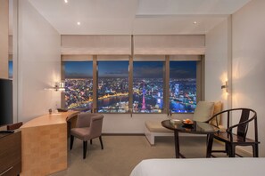 Down comforters, minibar, in-room safe, desk - Park Hyatt Shanghai (Shanghai)