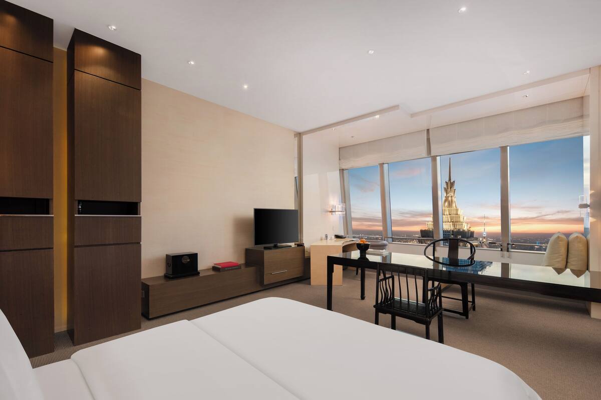 1 King Bed, Bund Pearl Tower River View, Deluxe | Down comforters, minibar, in-room safe, desk