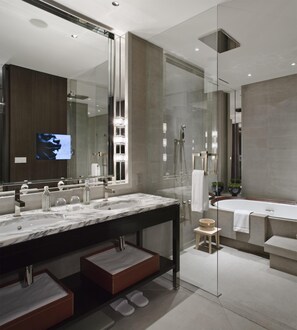 Bathtub dan shower terpisah, bathtub besar,  dan pancuran hujan