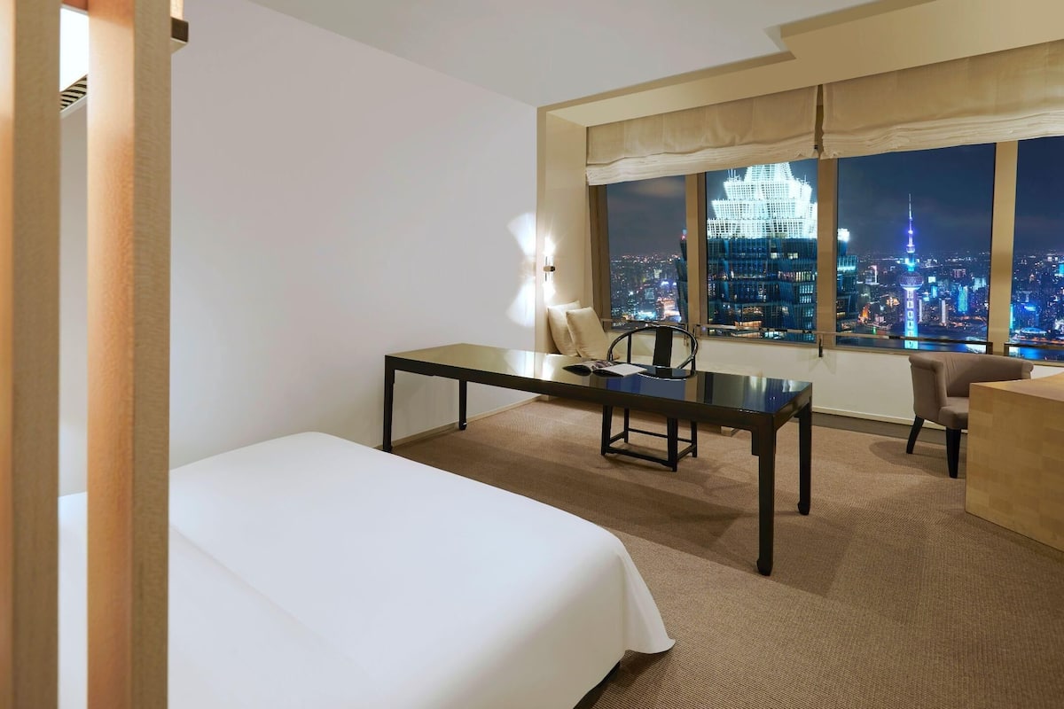 Down comforters, minibar, in-room safe, desk
