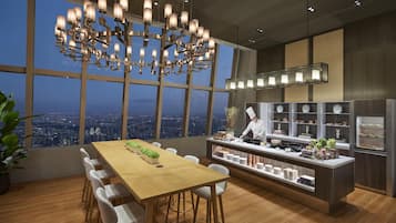 3 restaurants, breakfast, lunch, dinner served; Chinese cuisine