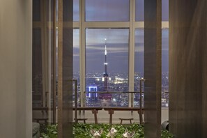 Minibar, caja de seguridad en la habitación y escritorio