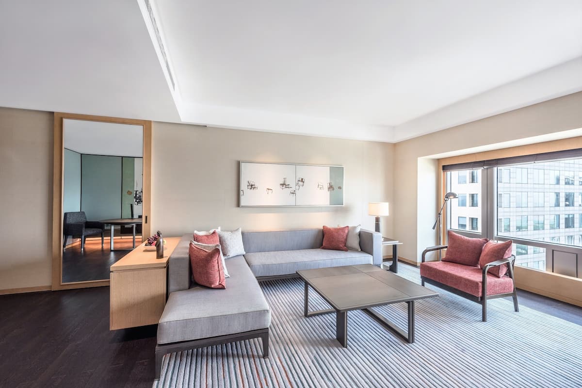 Suite, 1 kingsize bed | 1 slaapkamer, luxe beddengoed, donzen dekbedden, een minibar