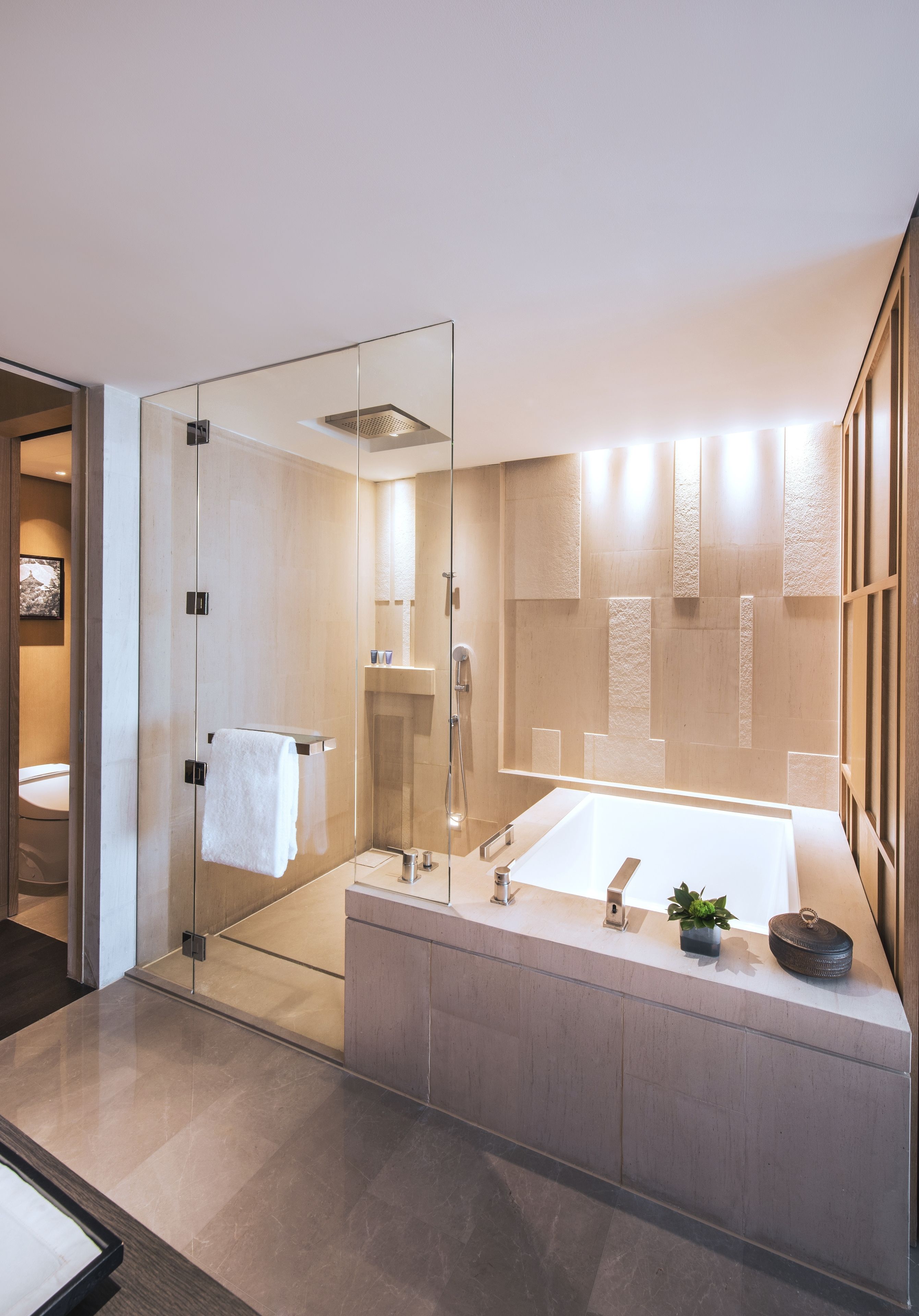 Baignoire et douche séparées, baignoire profonde