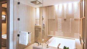 Baignoire et douche séparées, baignoire profonde