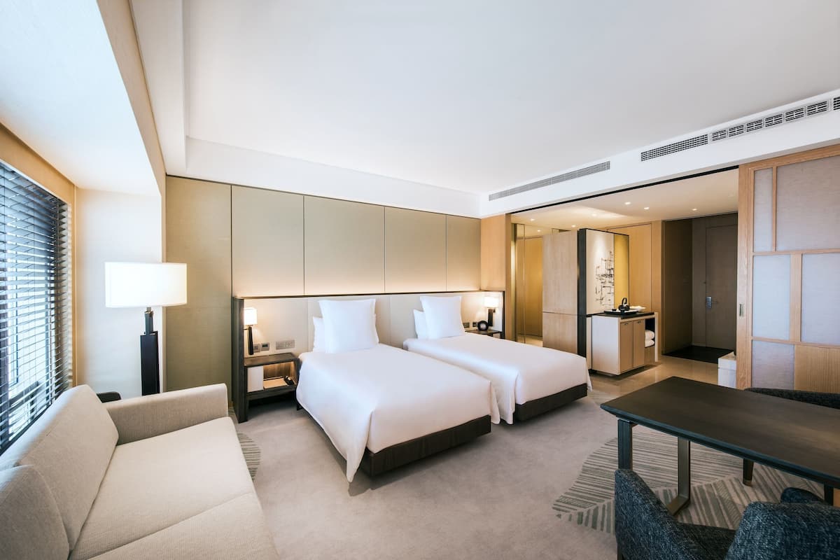 Kamer, 2 eenpersoonsbedden (Citic Tower View) | 1 slaapkamer, luxe beddengoed, donzen dekbedden, een minibar