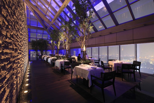 2 restaurants, breakfast, lunch, dinner served; international cuisine