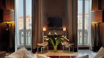 Una sala de estar moderna con chimenea, televisor de pantalla plana y dos sillones.