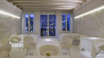 S'hi serveixen esmorzars, dinars, sopars i plats de cuina italiana