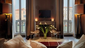 Una sala de estar moderna con chimenea, televisor de pantalla plana y dos sillones.