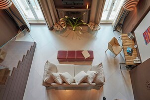 Una sala de estar moderna con un sofá, una mesa de centro y una chimenea.