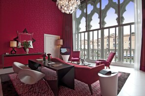 Luxe beddengoed, een minibar, een kluis op de kamer, een bureau