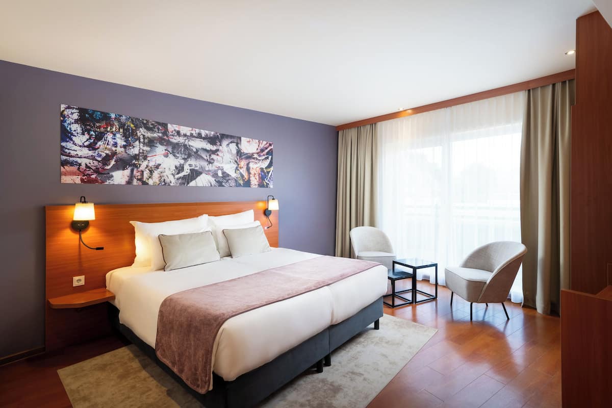 junior suite, 1 queen bed | minibar, in-room safe, desk, blackout curtains