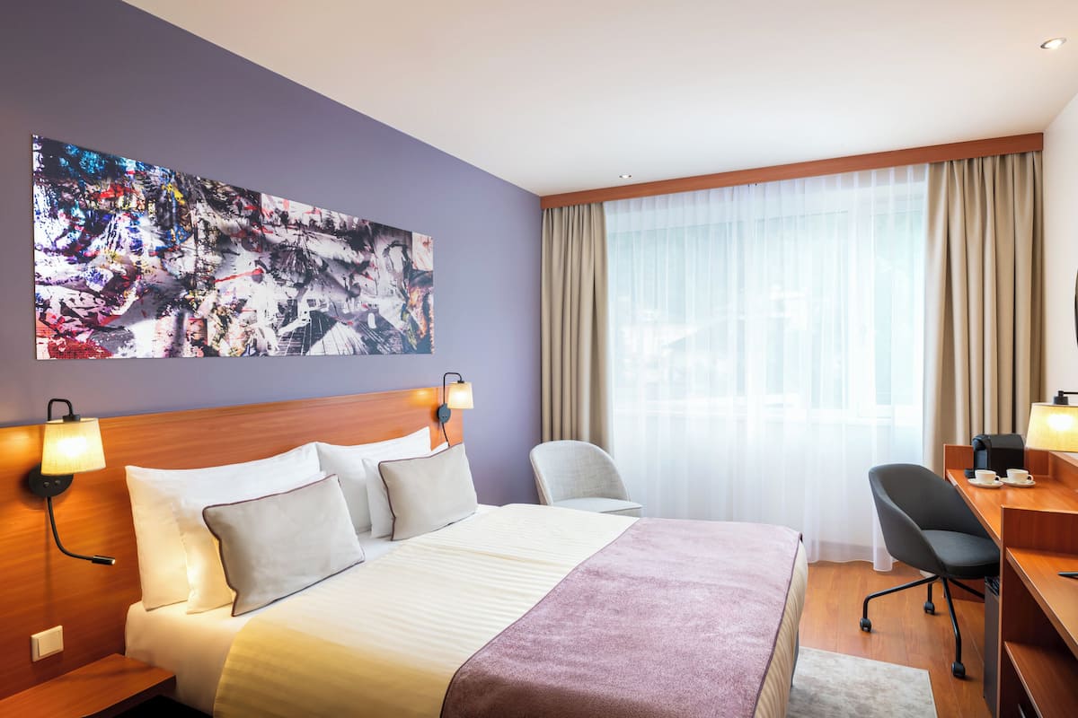 Superior Room | Minibar, in-room safe, desk, blackout drapes