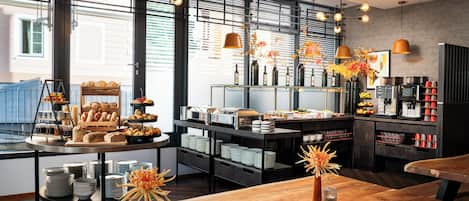 Tägliches Frühstücksbuffet (16 EUR pro Person)