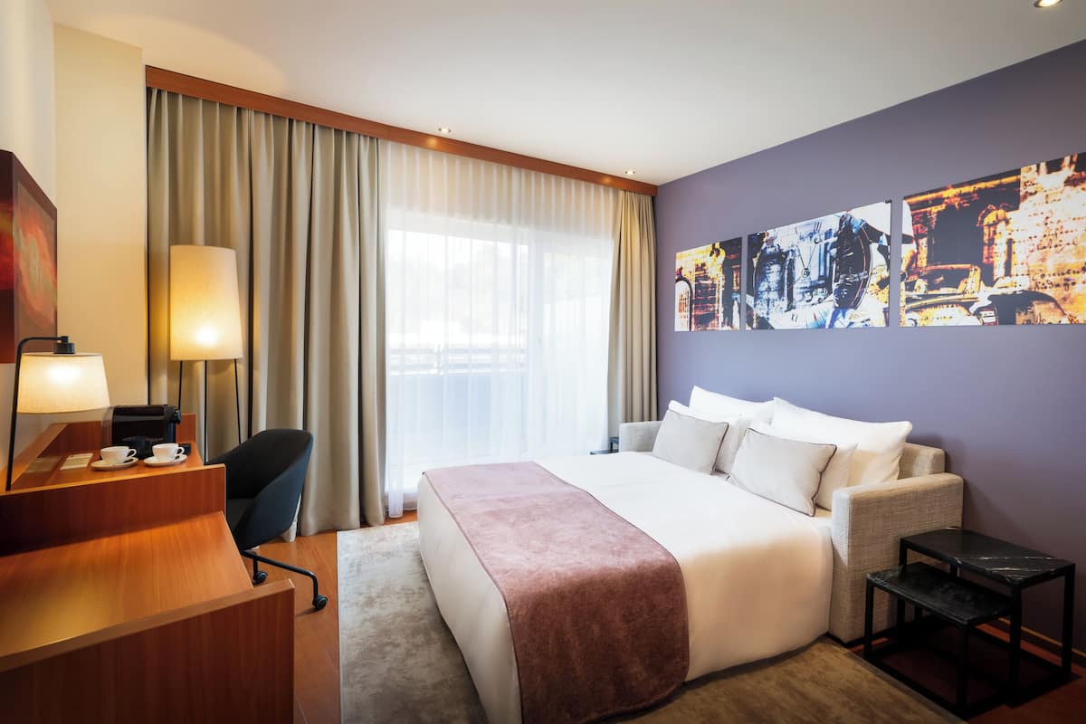 junior suite, 1 queen bed | minibar, in-room safe, desk, blackout curtains